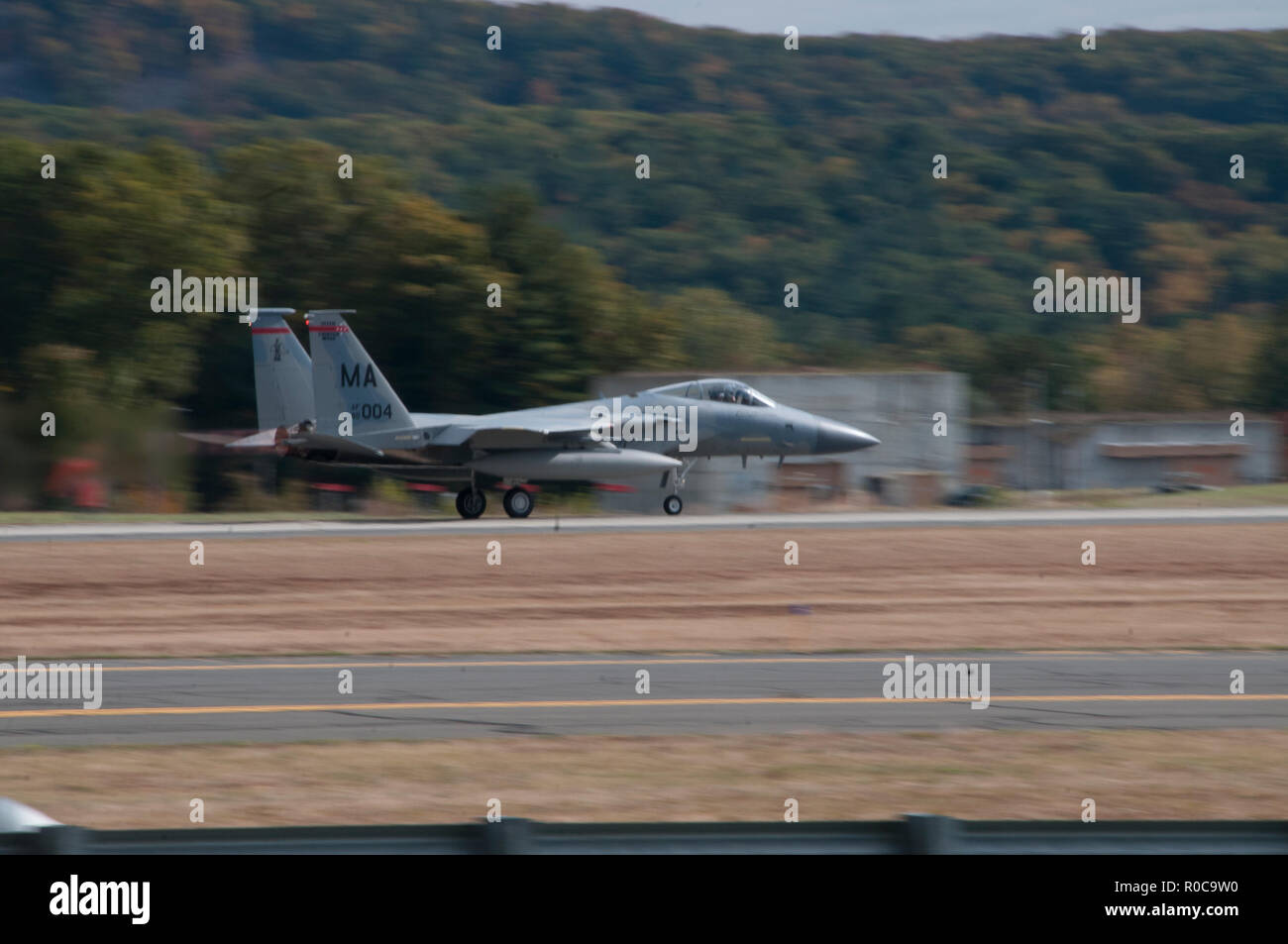 Il tenente colonnello Jeffrey 'Monty' Beckel completa il suo ultimo volo ott. 26, 2018 a Barnes Air National Guard Base, Massachusetts. (U.S. Air National Guard Foto di Airman 1. Classe Randall S. Burlingame) Foto Stock