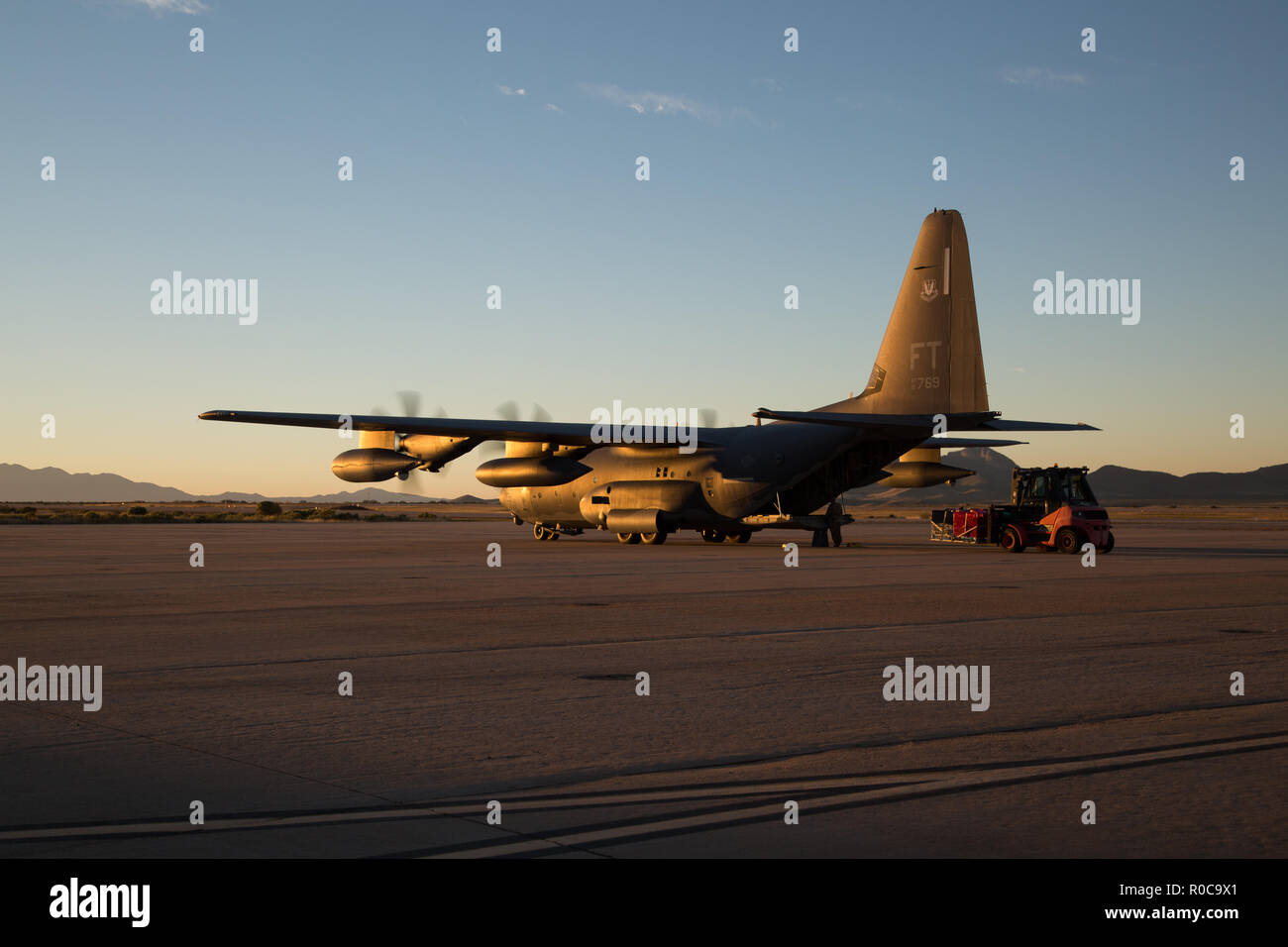 Un pallet di culle sono caricati su un C-130 Hercules a Fort Huachuca, Ariz., 1 novembre 2018. Le culle sono trasportati a Davis-Monthan Air Force Base a sostegno del funzionamento fedeli Patriot. (U.S. Esercito foto di Spc. Hosannah Vickery). Foto Stock