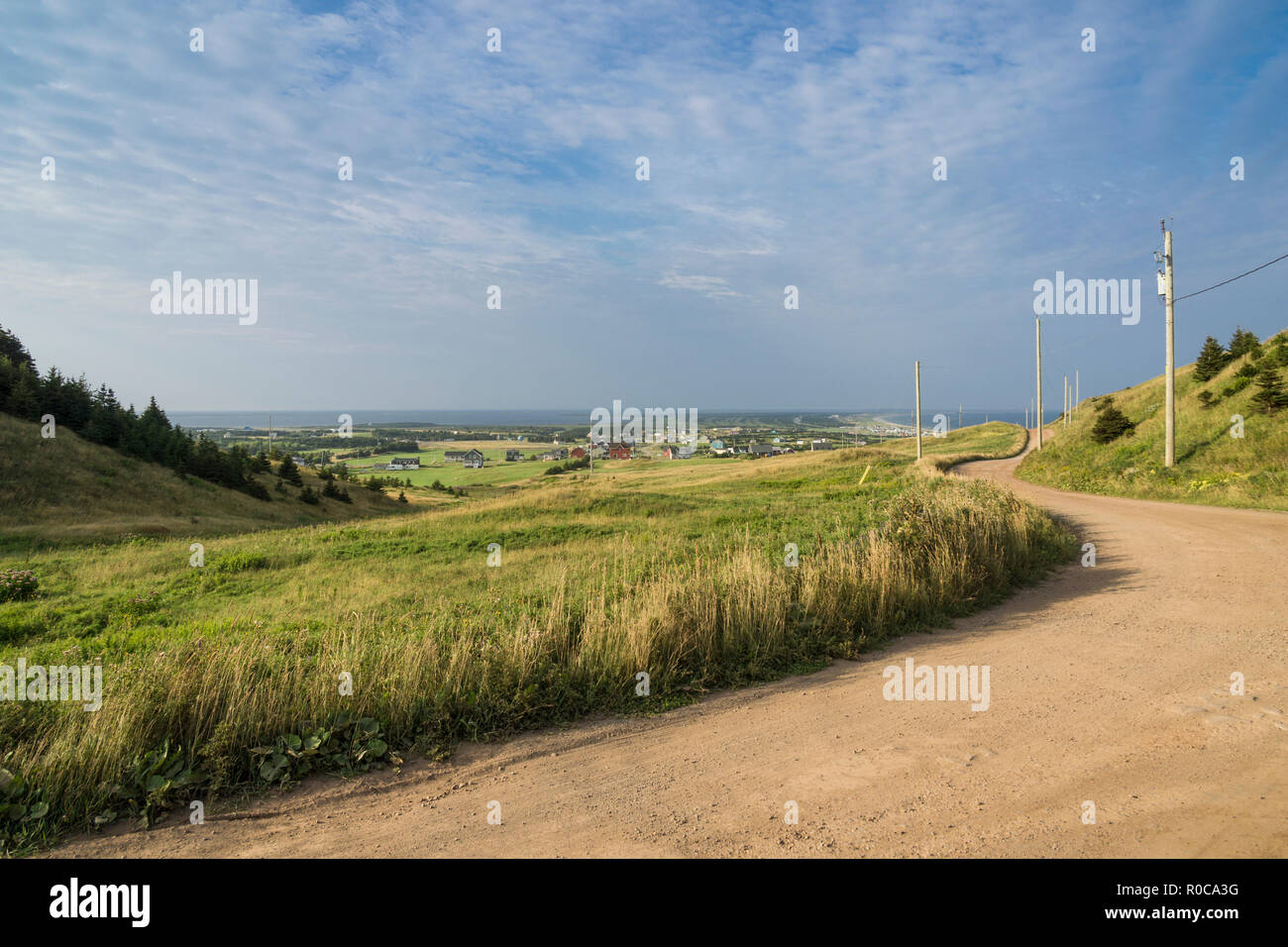 Tortuosa strada di ghiaia sulla Ile du Havre aux Maisons nelle isole della Maddalena, Quebec, Canada. Foto Stock