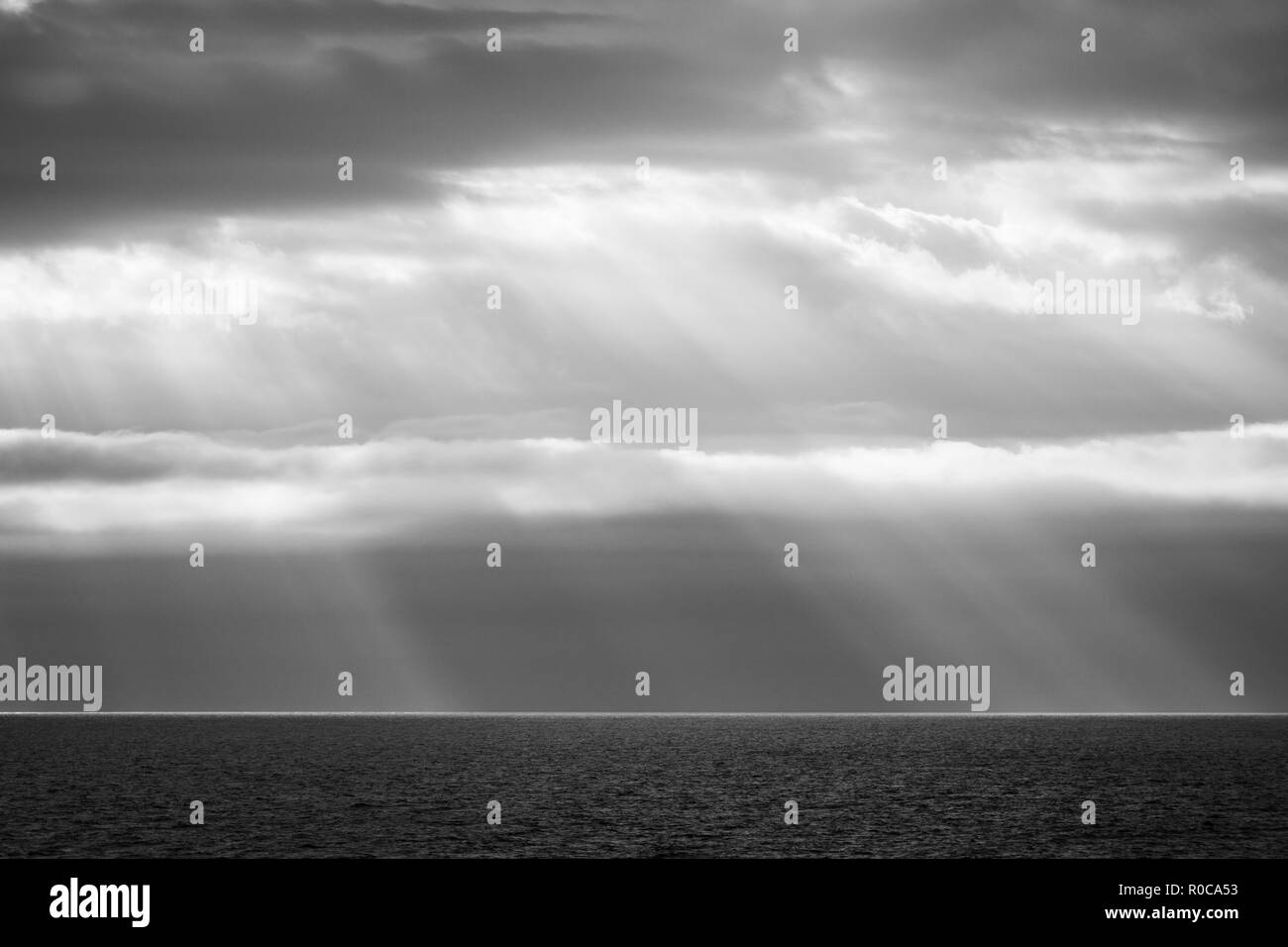 Raggi crepuscolari (mani di Dio) oltre il golfo di Saint Lawrence come visto dal traghetto per le isole della Maddalena. Foto Stock