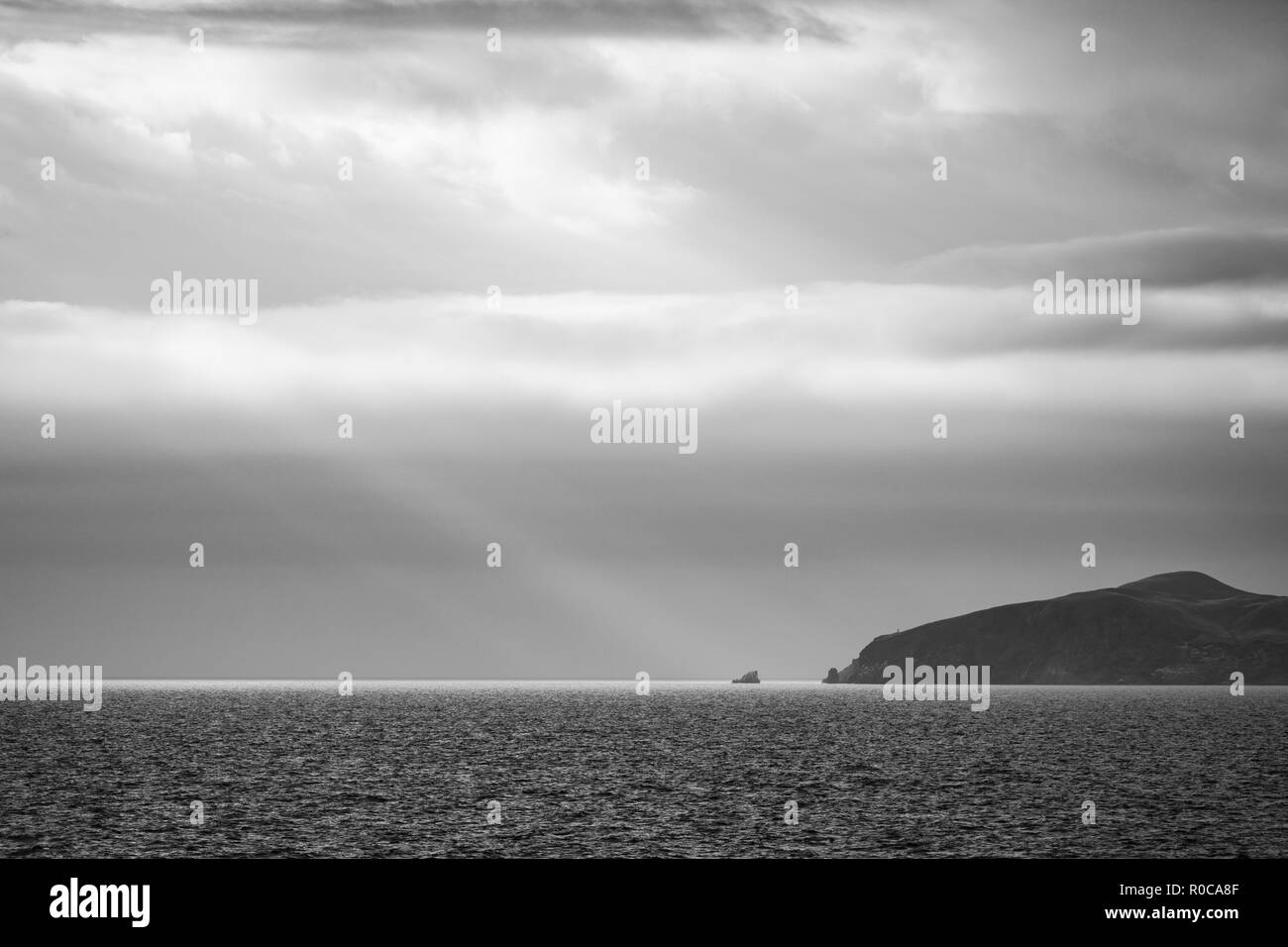 Raggio di luce che brilla attraverso le nubi sull isola di entrata, le isole della Maddalena, Quebec, Canada. Foto Stock