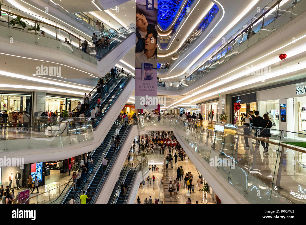 Moderno centro commerciale interno, Uniwalk Mall, il più grande centro commerciale di Shenzhen, Cina Foto Stock
