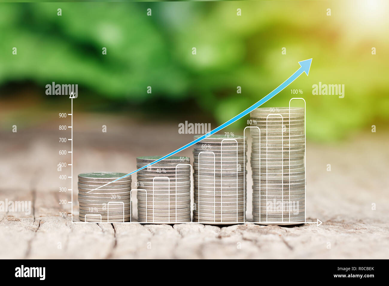 Pila di monete e crescente grafico per business finance concept Foto Stock