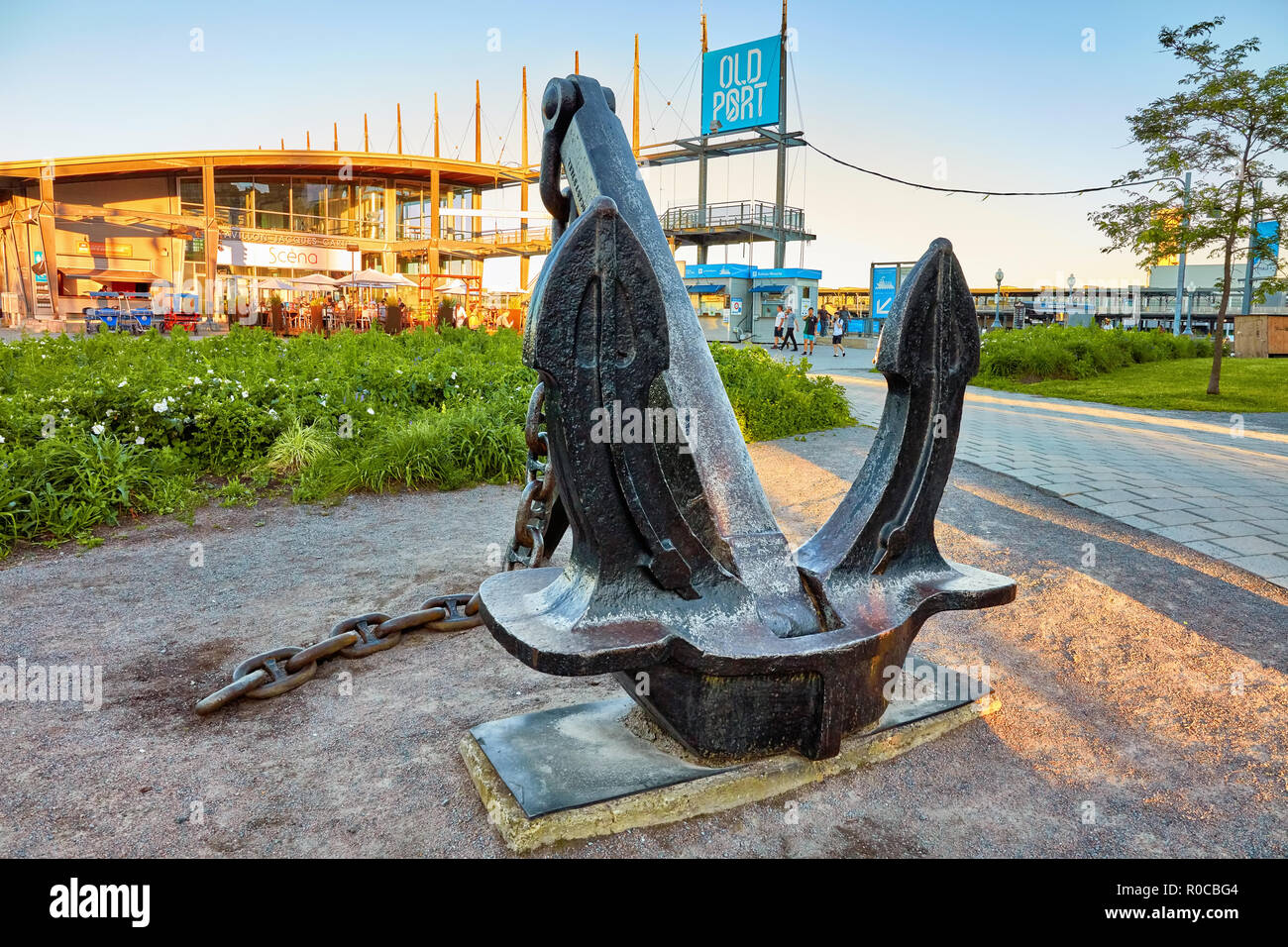 Scultura di ancoraggio, porto vecchio segno e Jacques Cartier pavillion a Montreal, Quebec, Canada. Foto Stock