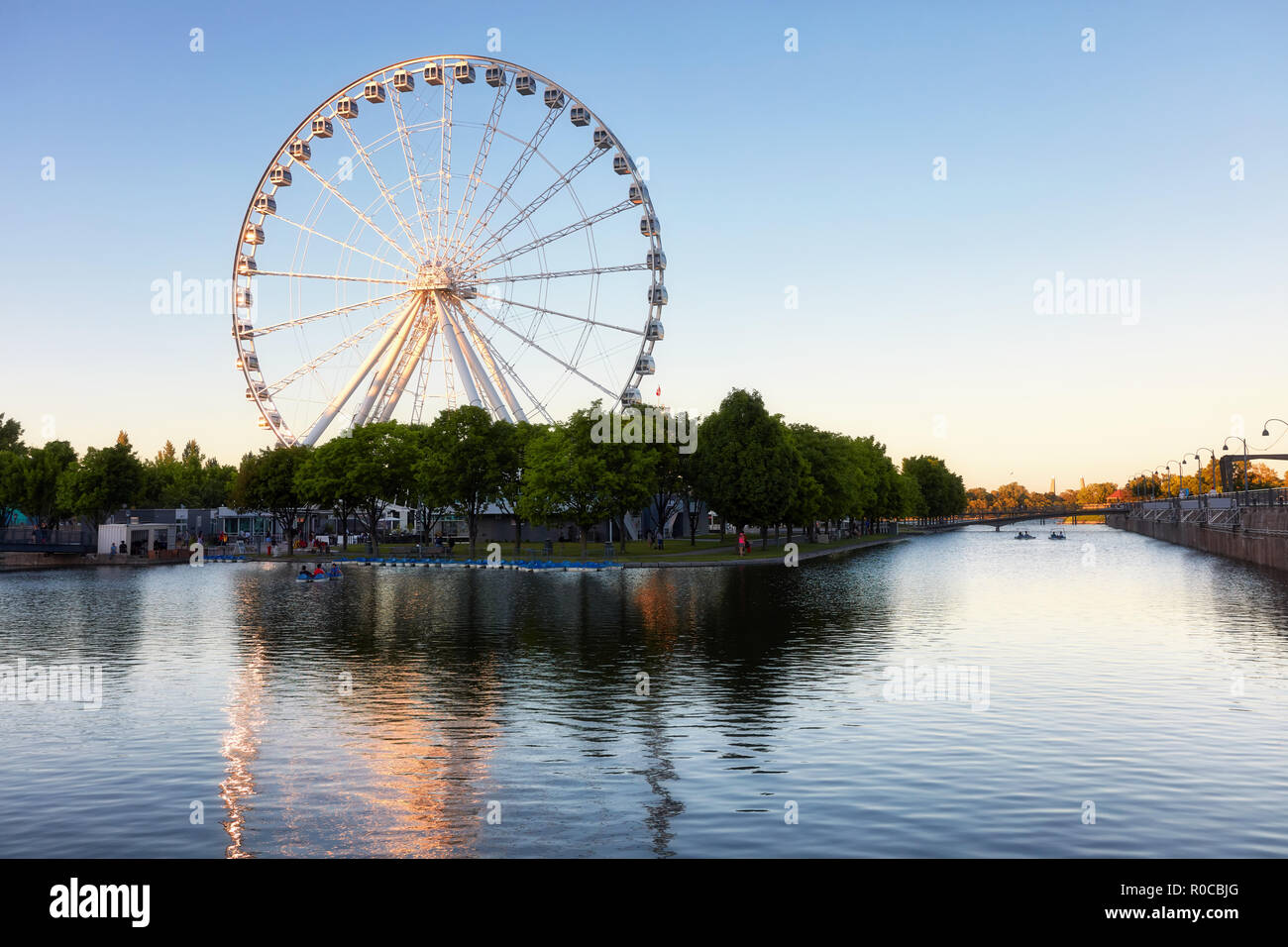 Ruota panoramica Ferris di Montreal (La Grande Roue de Montreal) e il lago al tramonto. Foto Stock