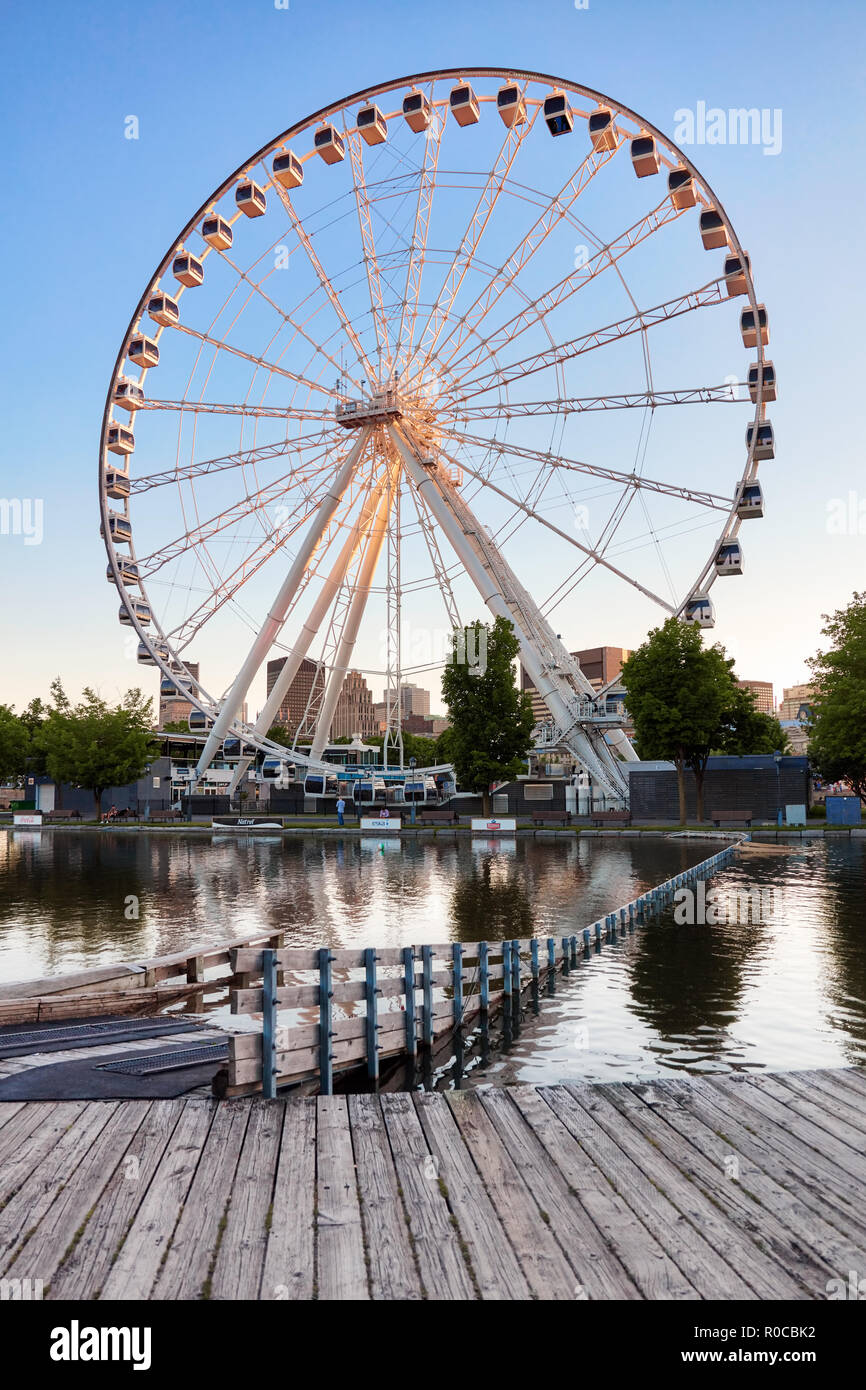 Ruota panoramica Ferris di Montreal (La Grande Roue de Montreal) e il lago al tramonto. Foto Stock
