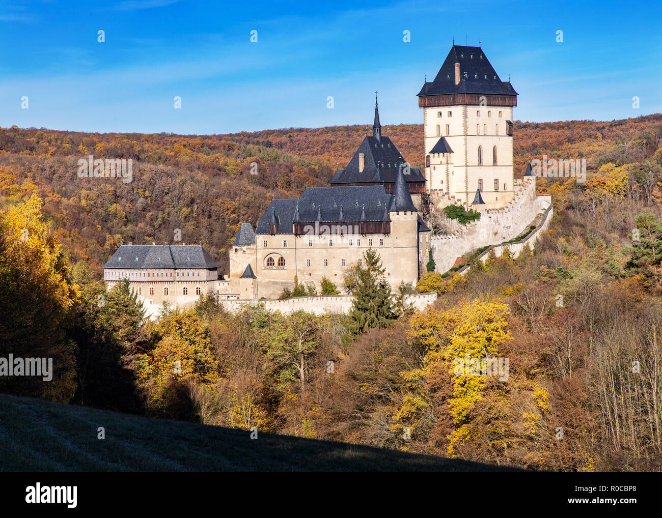 Kralovsky hrad Karlstejn, Cesky Kras, Stredocesky kraj, Ceska republika / il castello reale gotico Karlstejn vicino a Praga Central Bohemia Repubblica Ceca Foto Stock