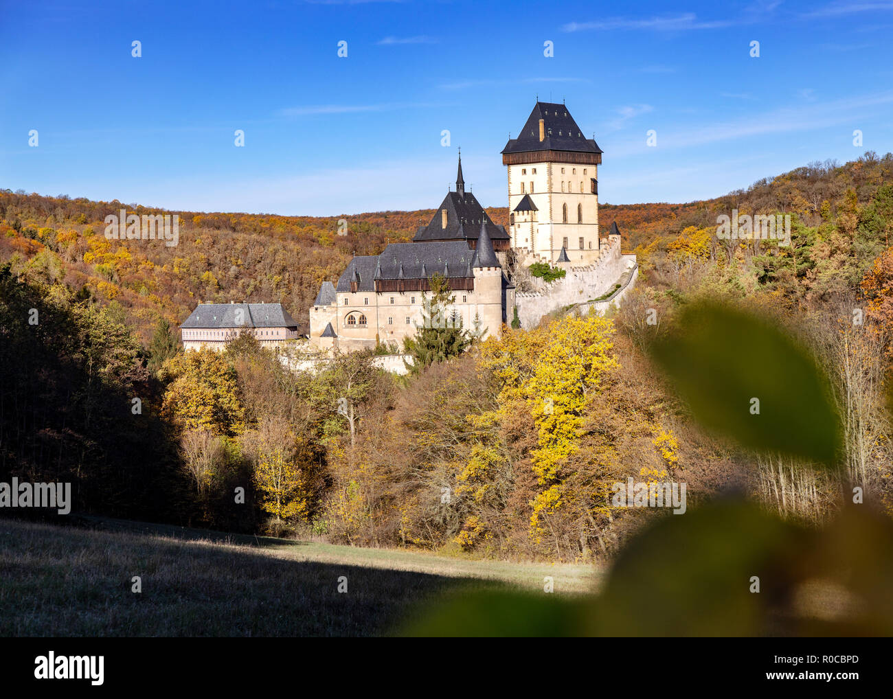 Kralovsky hrad Karlstejn, Cesky Kras, Stredocesky kraj, Ceska republika / il castello reale gotico Karlstejn vicino a Praga Central Bohemia Repubblica Ceca Foto Stock