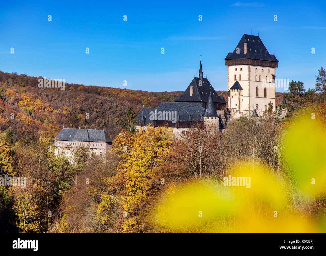 Kralovsky hrad Karlstejn, Cesky Kras, Stredocesky kraj, Ceska republika / il castello reale gotico Karlstejn vicino a Praga Central Bohemia Repubblica Ceca Foto Stock