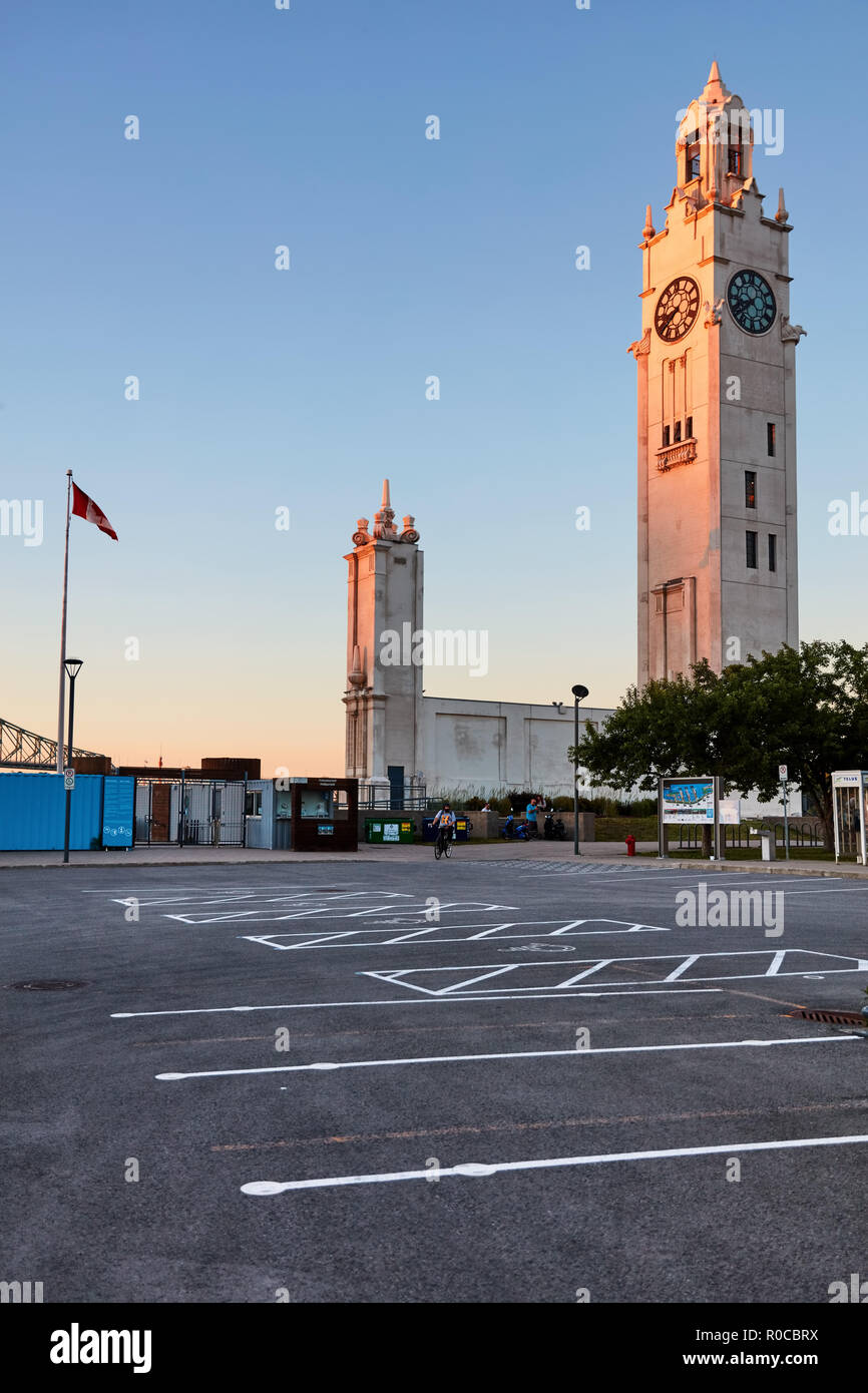 Montreal, Canada - Giugno, 2018: Montreal torre dell orologio (Quai de l'Horloge) situato all'entrata del vecchio porto di Montreal, Canada al tramonto. Foto Stock