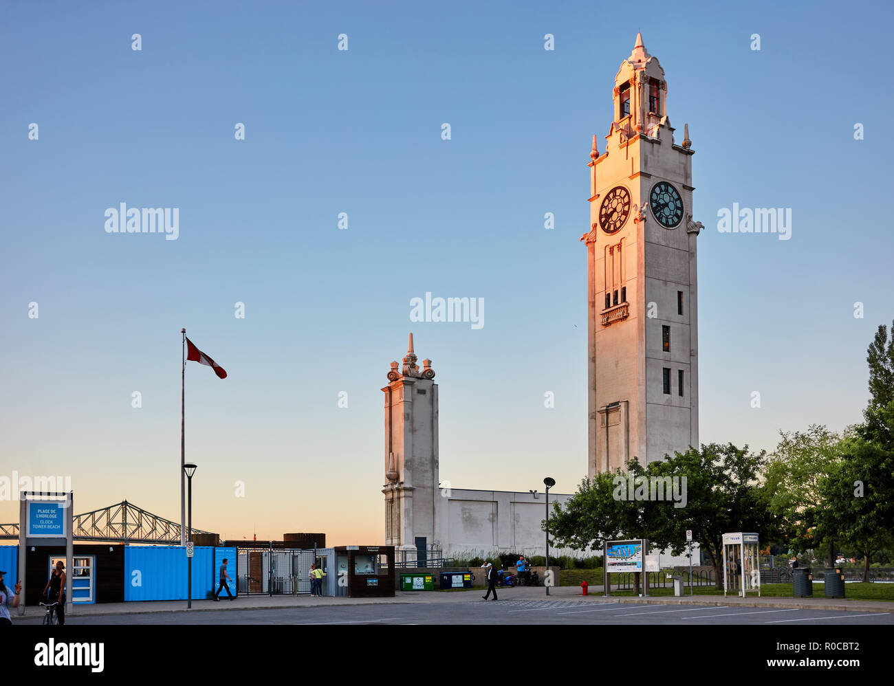Montreal, Canada - Giugno, 2018: Montreal torre dell orologio (Quai de l'Horloge) situato all'entrata del vecchio porto di Montreal, Canada al tramonto. Foto Stock