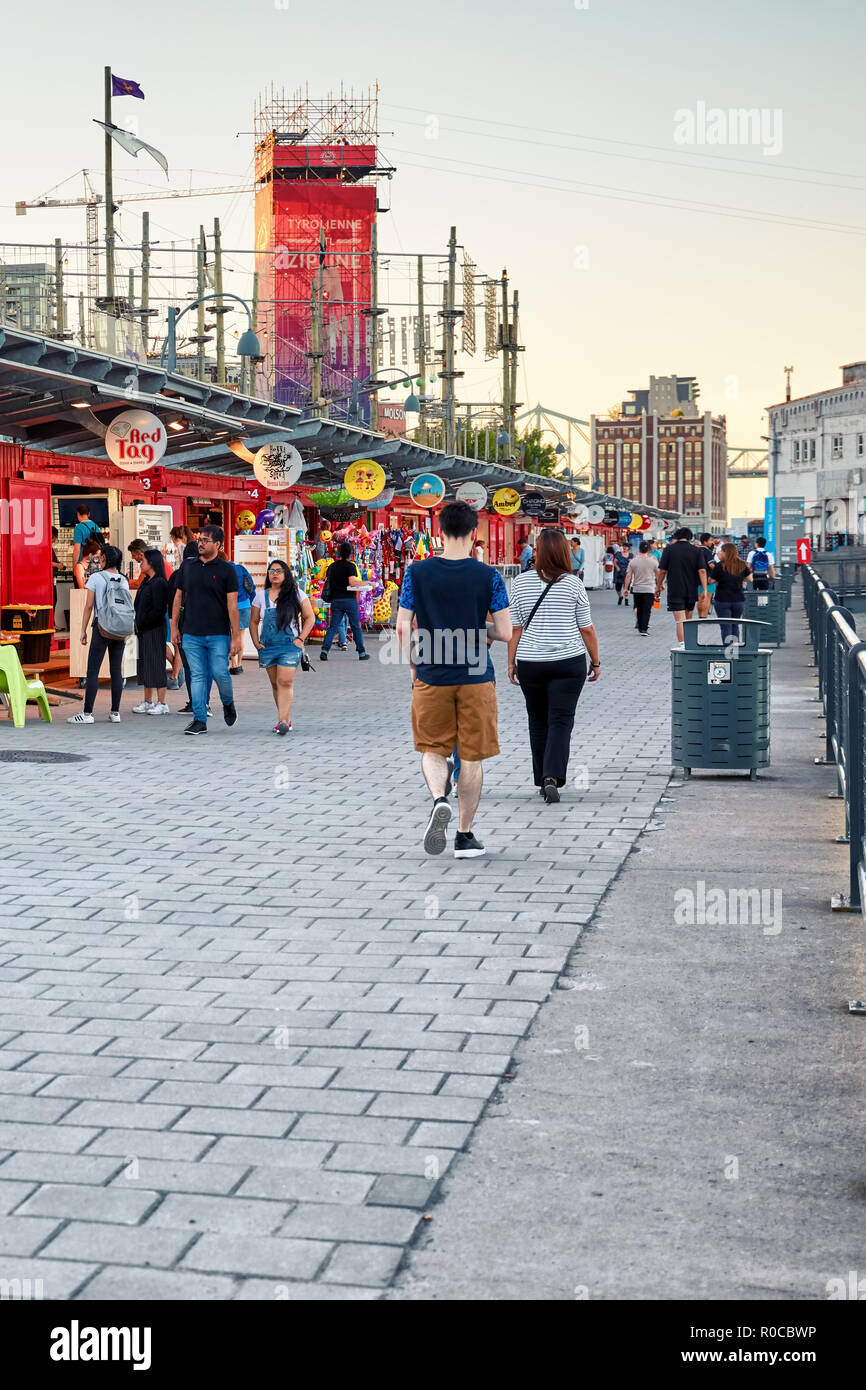 Persone che camminano per la strada di fronte al prefabbricato in negozi nel vecchio porto di Montreal, Quebec, Canada. Foto Stock