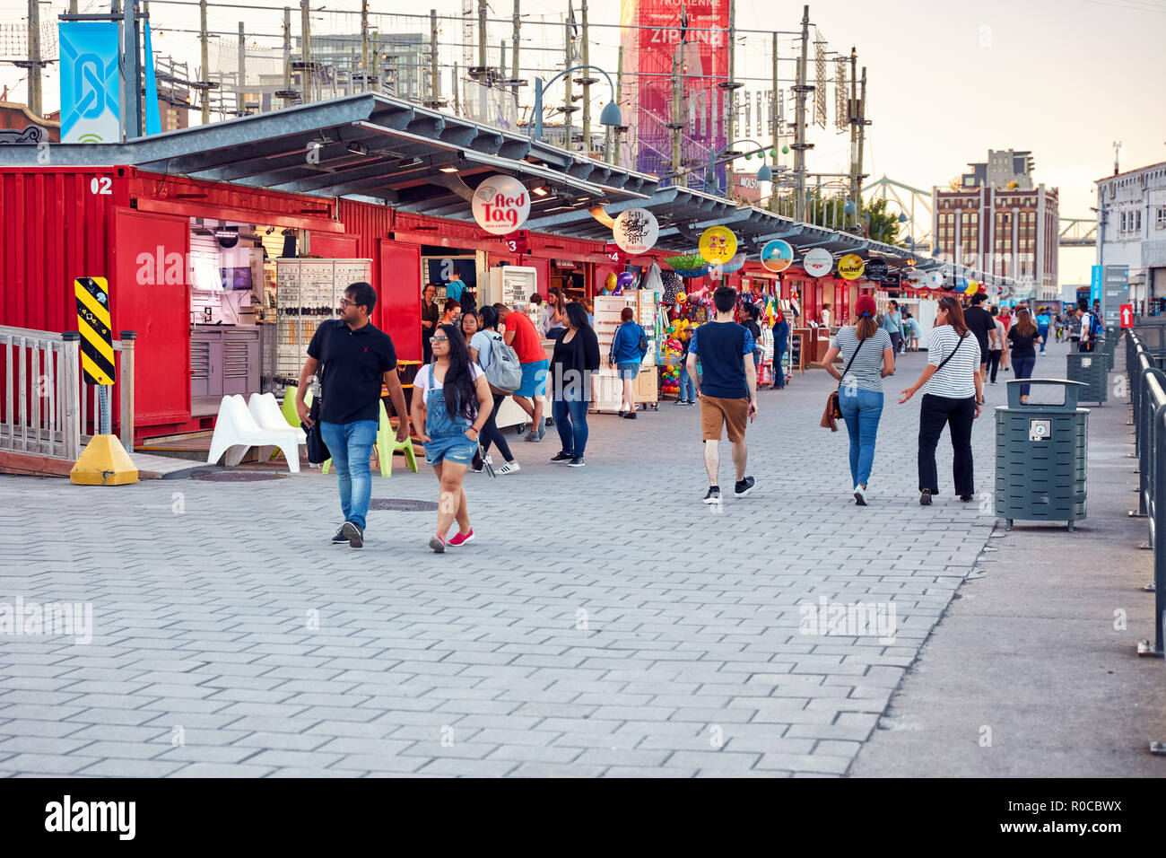 Persone che camminano per la strada di fronte al prefabbricato in negozi nel vecchio porto di Montreal, Quebec, Canada. Foto Stock