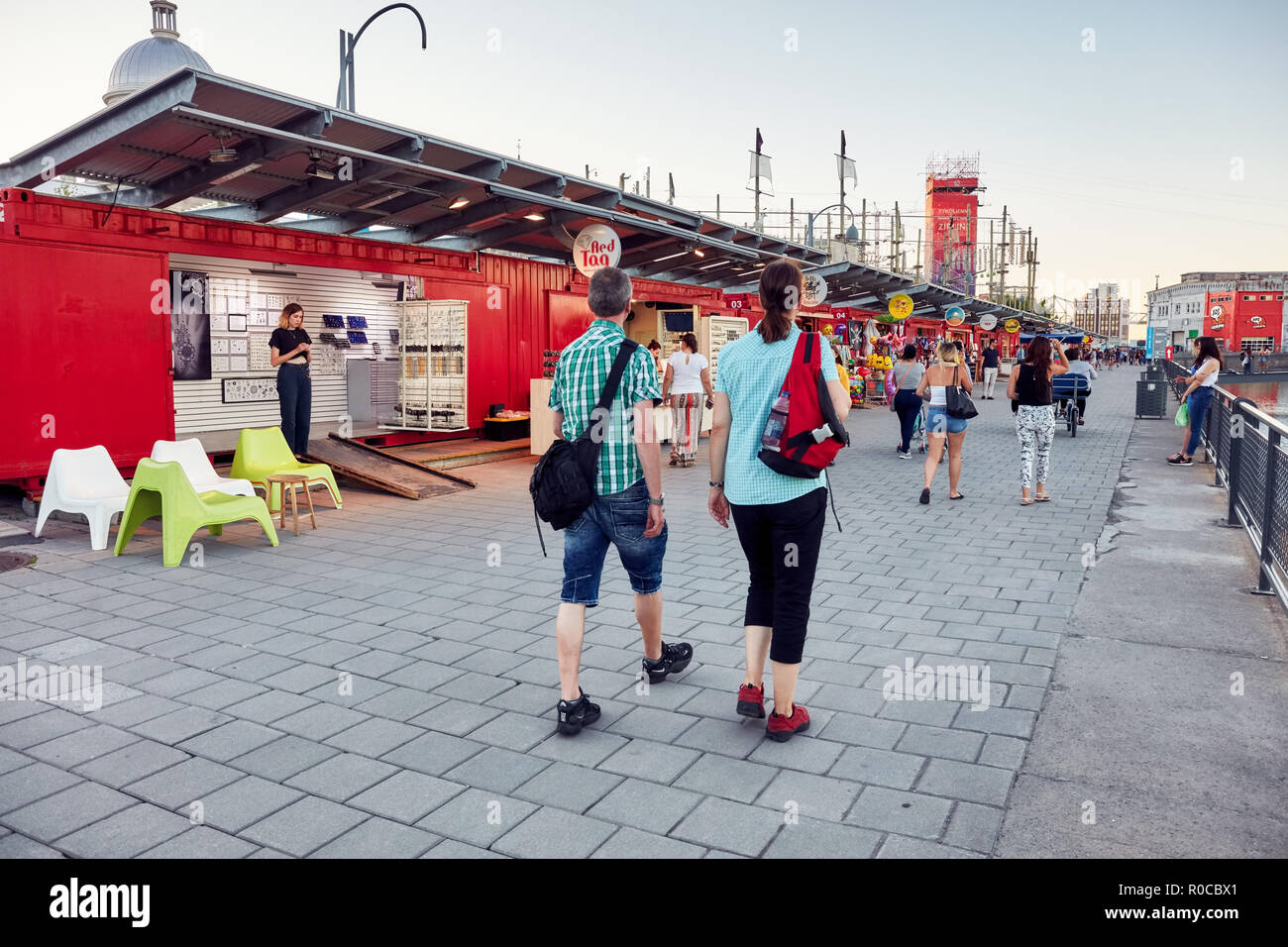 Persone che camminano per la strada di fronte al prefabbricato in negozi nel vecchio porto di Montreal, Quebec, Canada. Foto Stock