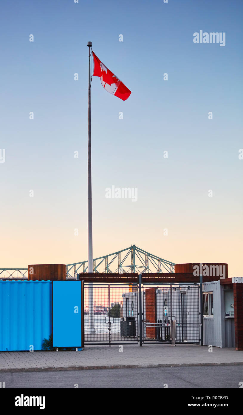 La porta porta del vecchio porto di Montreal, Canada. Canada bandiera è sventolata in alto. Foto Stock