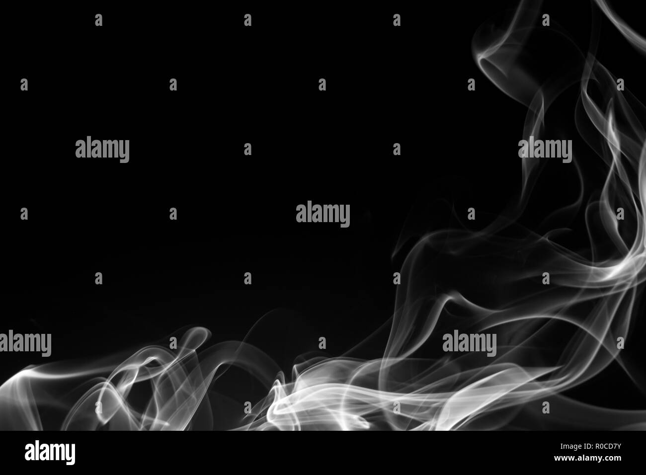 Il fumo di incenso bianco su uno sfondo nero. tenebre concept Foto Stock