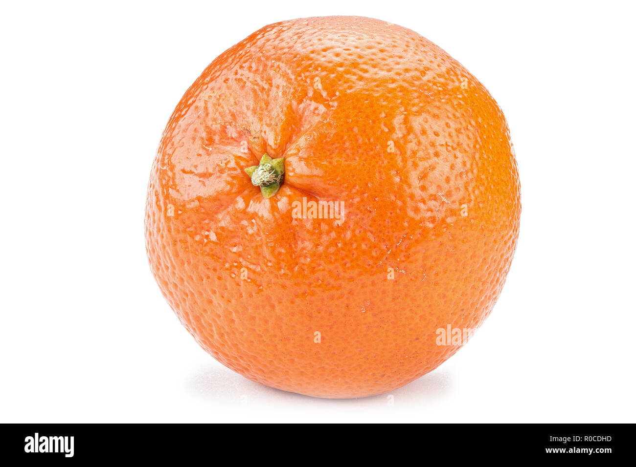 Tutto mature tangerine close-up. isolato su sfondo bianco Foto Stock