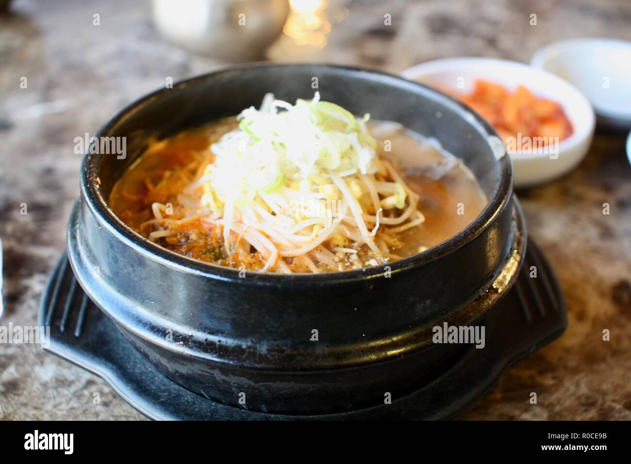 'Sundae gukbap' coreano nero zuppa di salsiccia nel tradizionale vaso nero Foto Stock