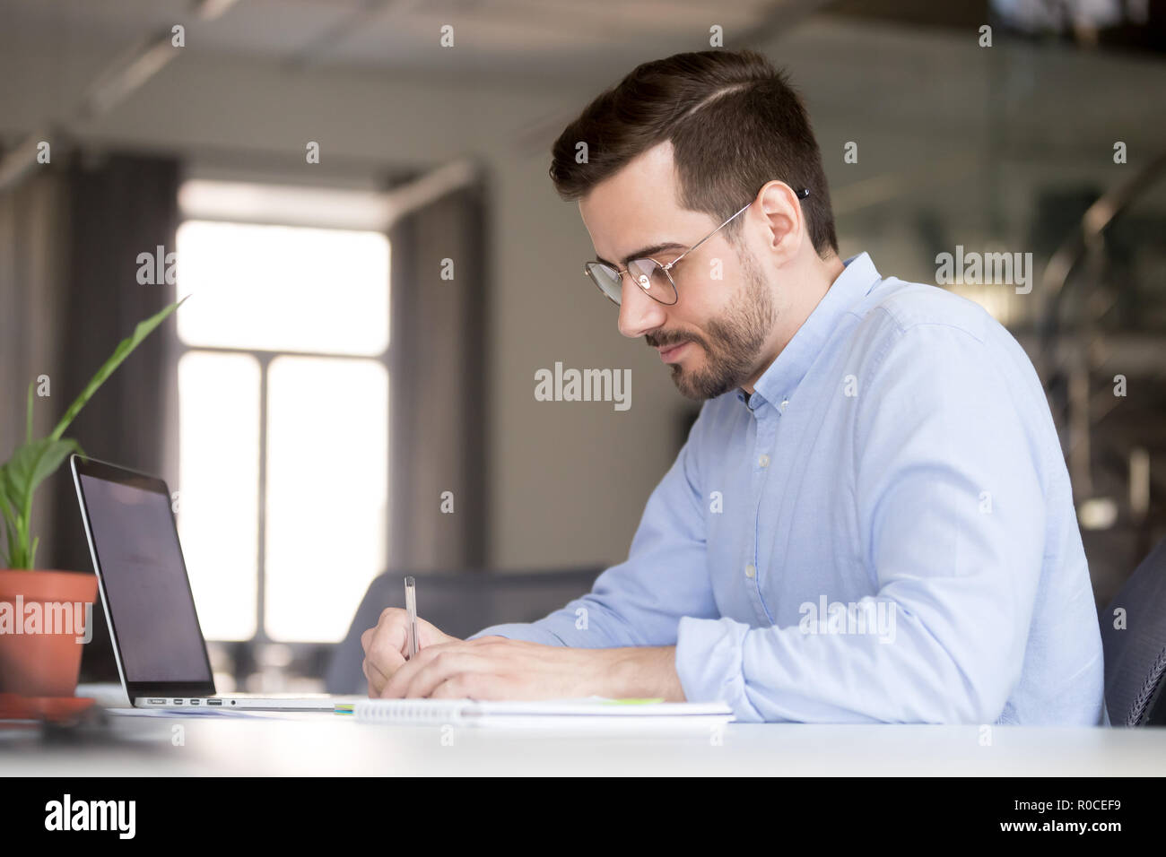 Imprenditore focalizzato rendendo note la pianificazione delle ricerche di marketing wor Foto Stock