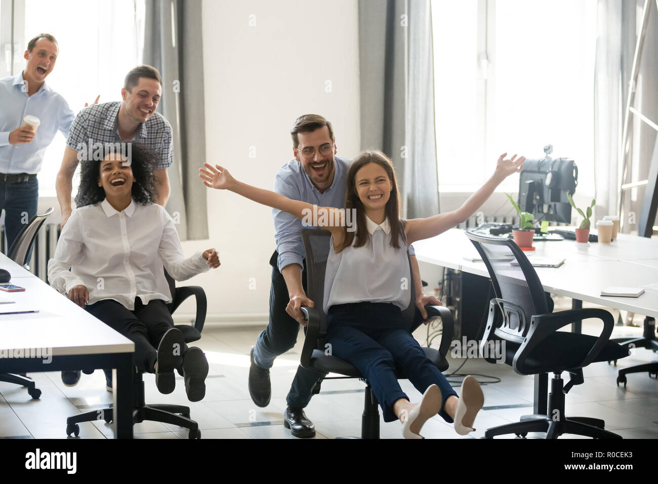 Emozionato spensierata ufficio diversi lavoratori divertirsi durante le fasi di lavoro b Foto Stock