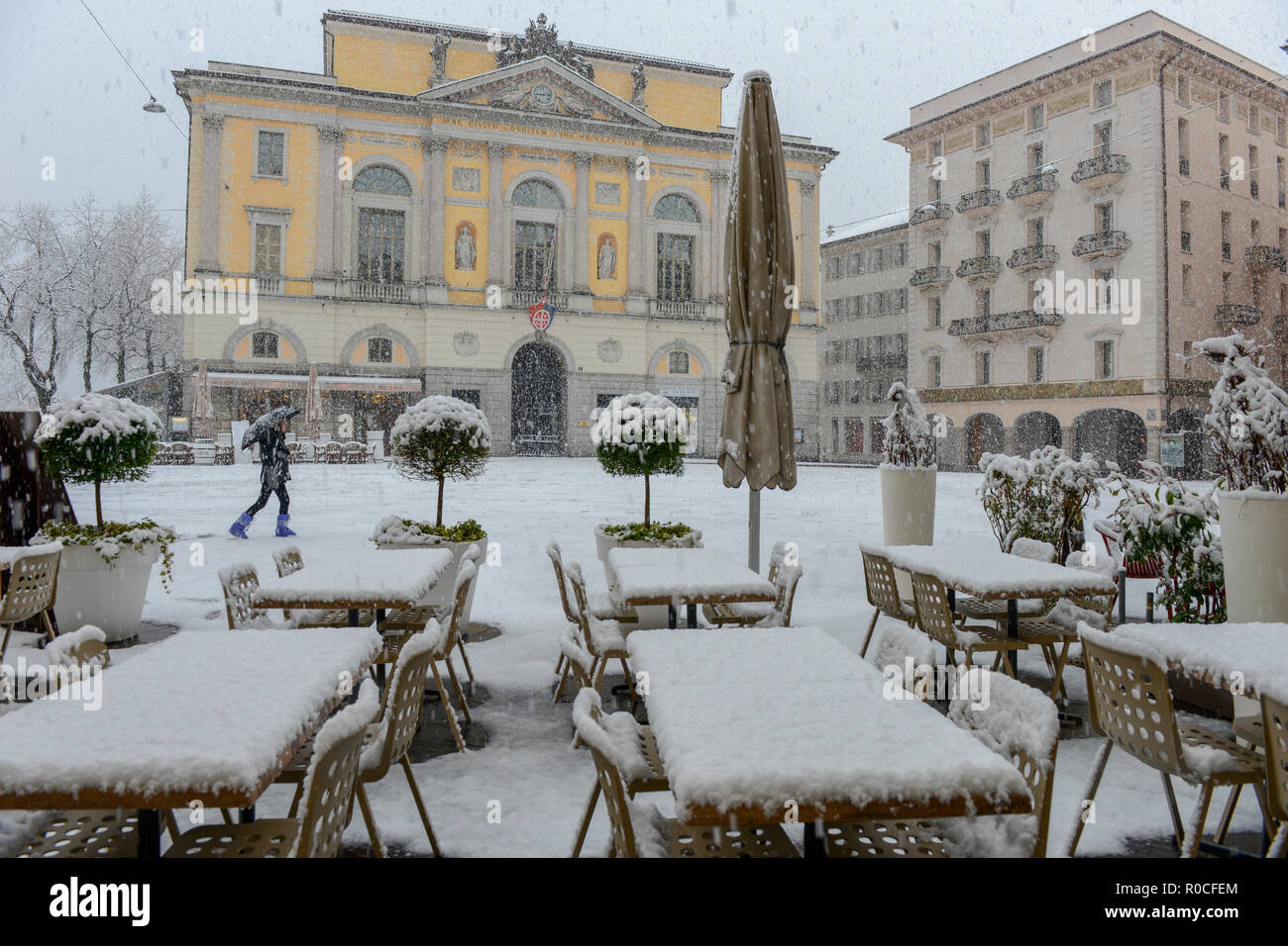 Lugano, Svizzera - 5 March 2016 - Piazza principale della riforma con il municipio sulla neve a Lugano in Svizzera Foto Stock
