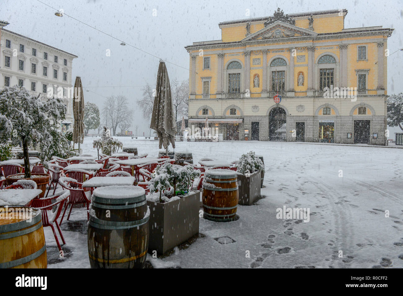 Lugano, Svizzera - 5 March 2016 - Piazza principale della riforma con il municipio sulla neve a Lugano in Svizzera Foto Stock