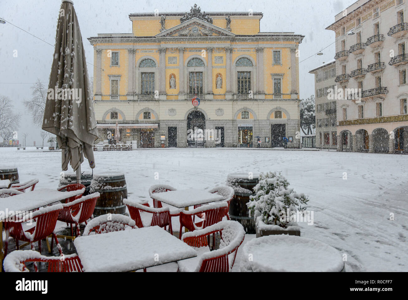 Lugano, Svizzera - 5 March 2016 - Piazza principale della riforma con il municipio sulla neve a Lugano in Svizzera Foto Stock