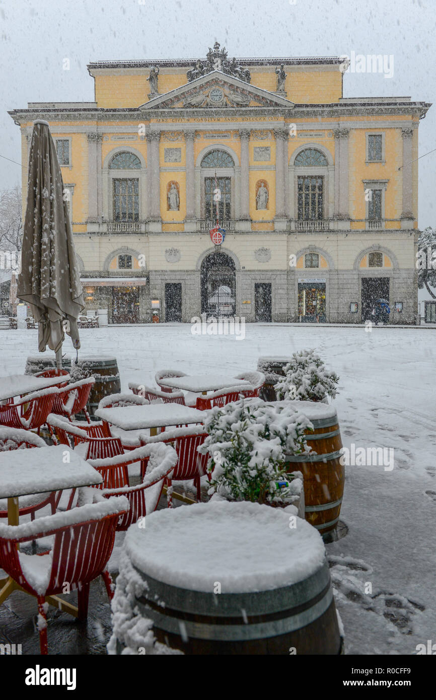 Lugano, Svizzera - 5 March 2016 - Piazza principale della riforma con il municipio sulla neve a Lugano in Svizzera Foto Stock