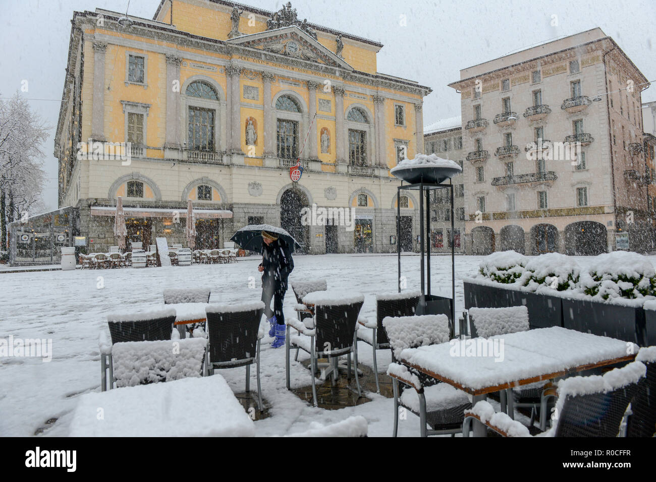 Lugano, Svizzera - 5 March 2016 - Piazza principale della riforma con il municipio sulla neve a Lugano in Svizzera Foto Stock