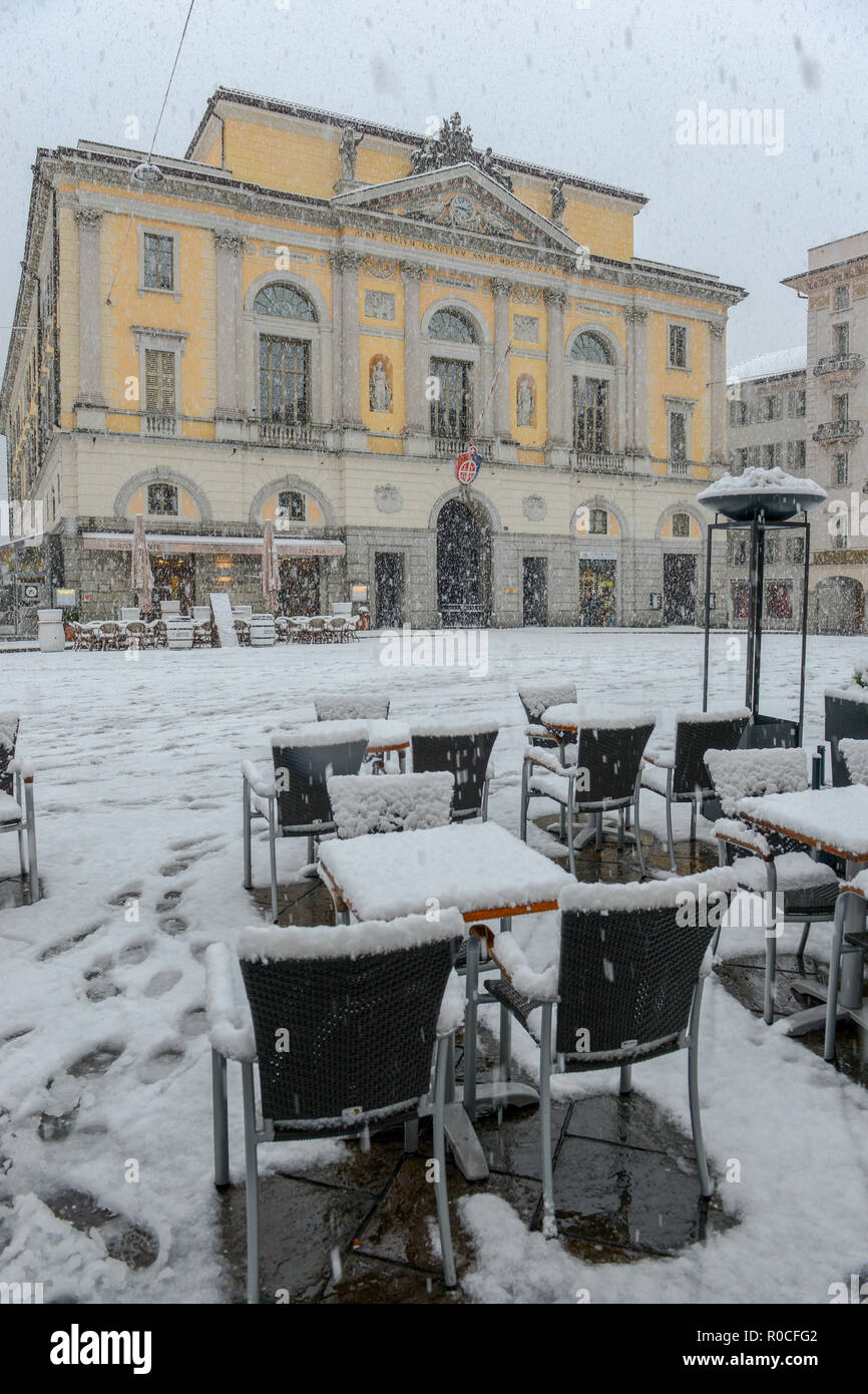 Lugano, Svizzera - 5 March 2016 - Piazza principale della riforma con il municipio sulla neve a Lugano in Svizzera Foto Stock