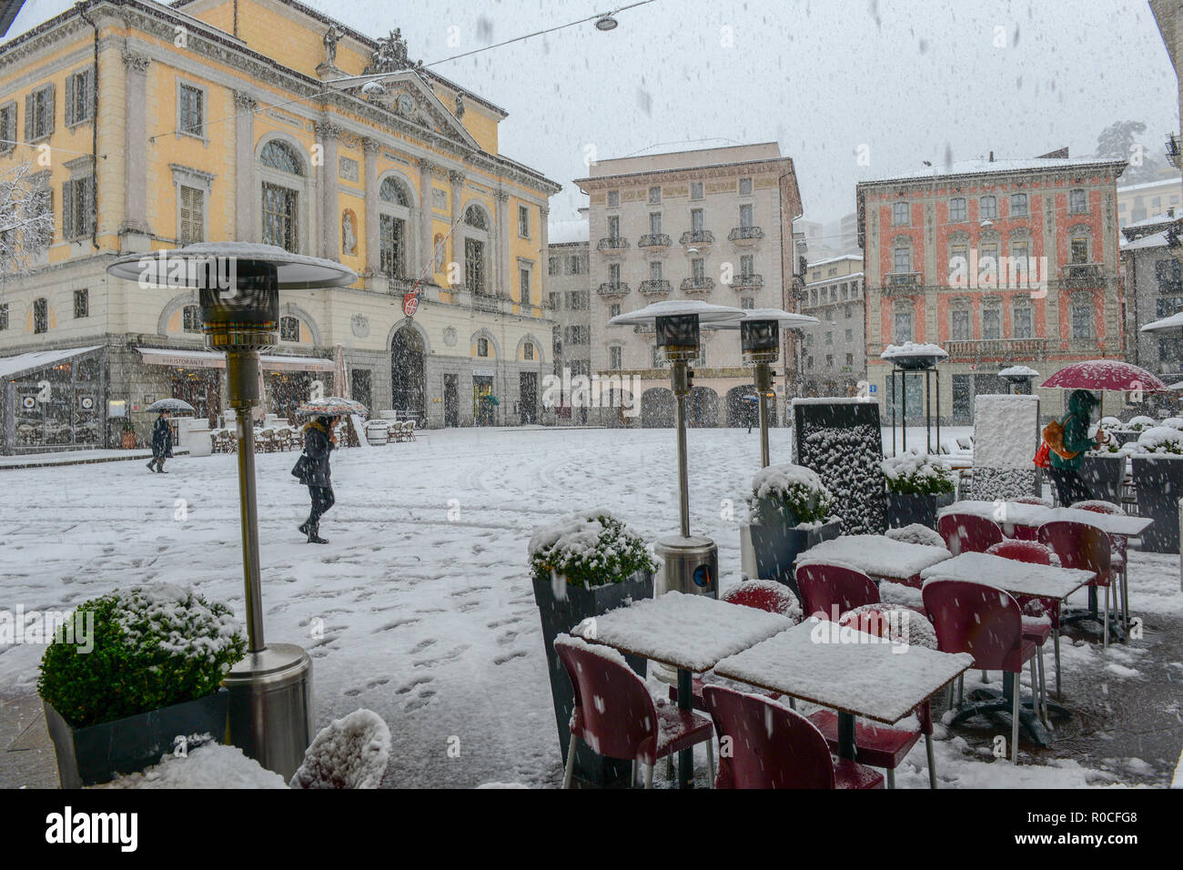 Lugano, Svizzera - 5 March 2016 - Piazza principale della riforma con il municipio sulla neve a Lugano in Svizzera Foto Stock