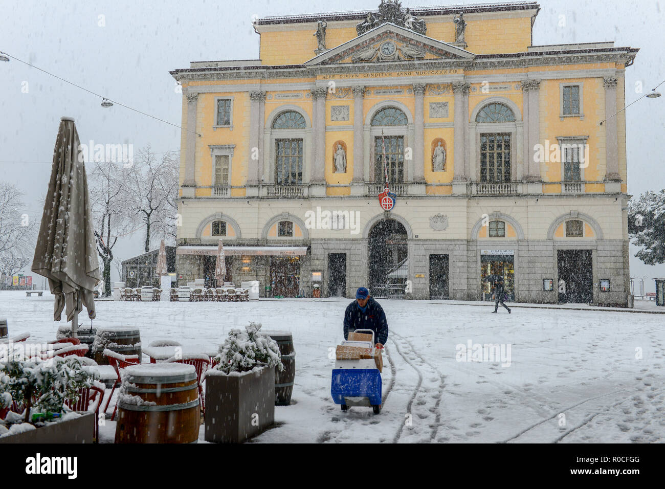 Lugano, Svizzera - 5 March 2016 - Piazza principale della riforma con il municipio sulla neve a Lugano in Svizzera Foto Stock