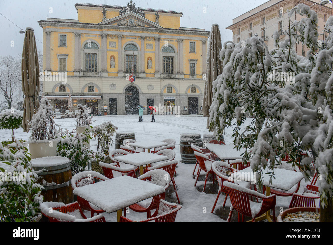 Lugano, Svizzera - 5 March 2016 - Piazza principale della riforma con il municipio sulla neve a Lugano in Svizzera Foto Stock