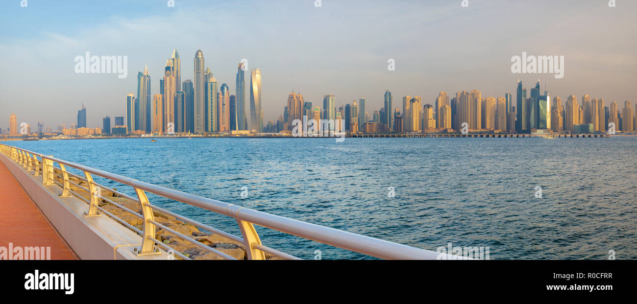 Dubai - La sera Marina Towers dal lungomare di Palm Island. Foto Stock