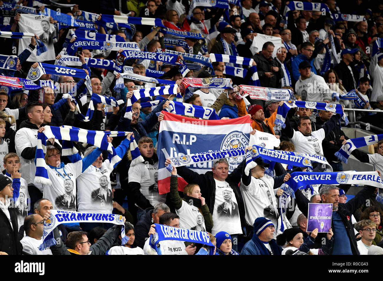 Il Leicester City fans indossando Vichai Srivaddhanaprabha camicie che leggere 'Boss' e agitando le loro sciarpe in ricordo del Leicester City presidente e vittime del crash di un elicottero durante il match di Premier League al Cardiff City Stadium di Cardiff. Foto Stock