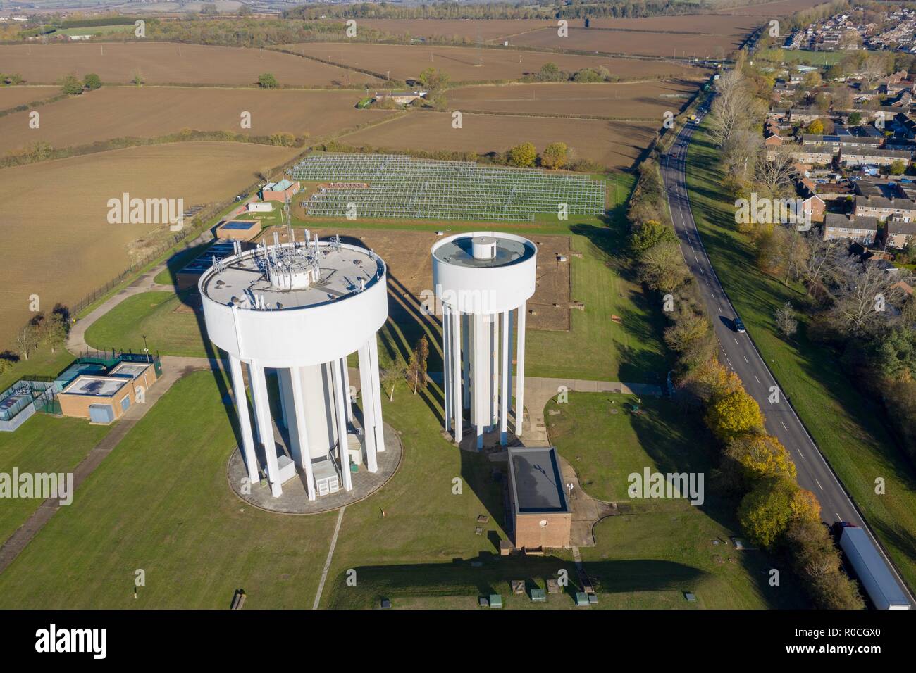 Due grandi iconico torri d'acqua situato a nord ovest di Corby, Northamptonshire, con un impianto fotovoltaico in costruzione in background. Foto Stock
