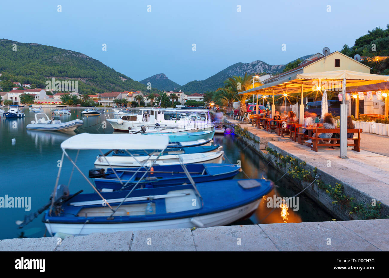 Croazia - l'atmosfera serale nel porticciolo di Zuliana village - penisola di Peljesac. Foto Stock