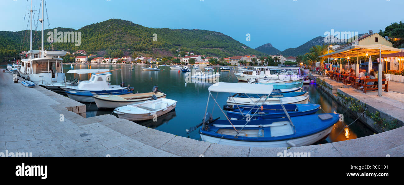 Croazia - l'atmosfera serale nel porticciolo di Zuliana village - penisola di Peljesac. Foto Stock