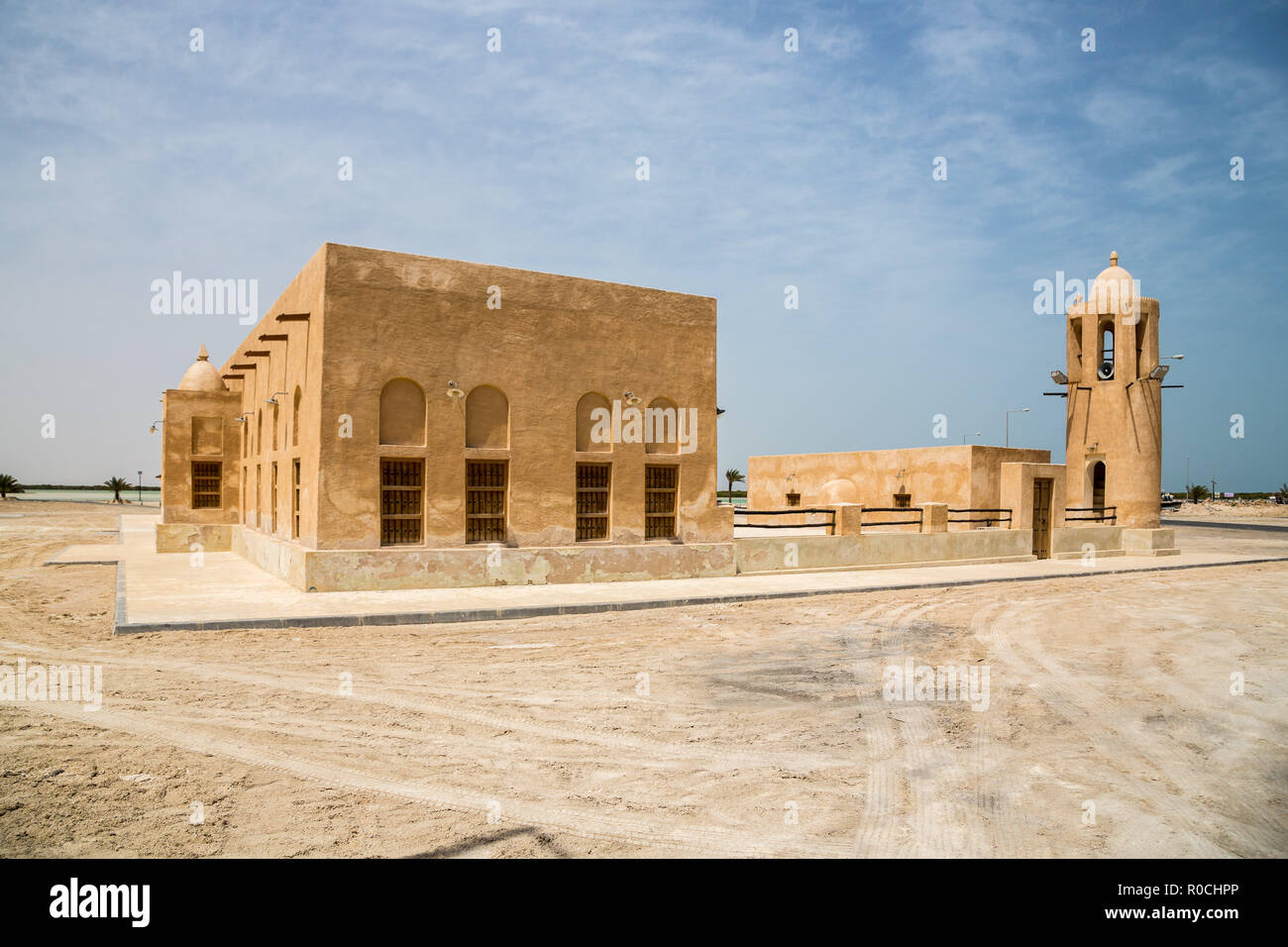 Storica Vecchia Moschea con minareto in Al Thakhira (Al Thakhira), Qatar, costruito dalla roccia di corallo e calcare e cementati con un mortaio di fango. Foto Stock