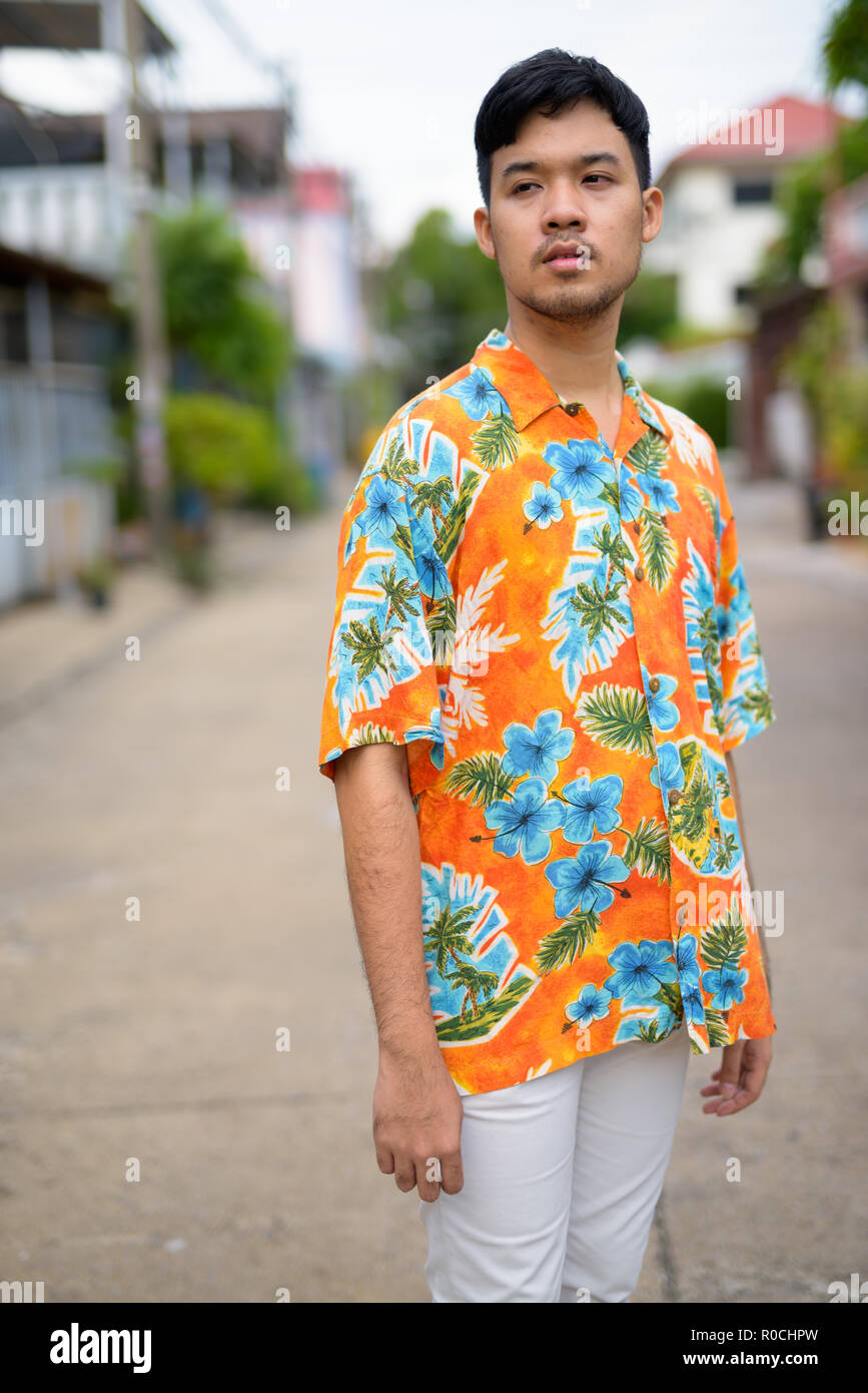 Giovani asiatici uomo turistiche nelle strade all'aperto Foto Stock