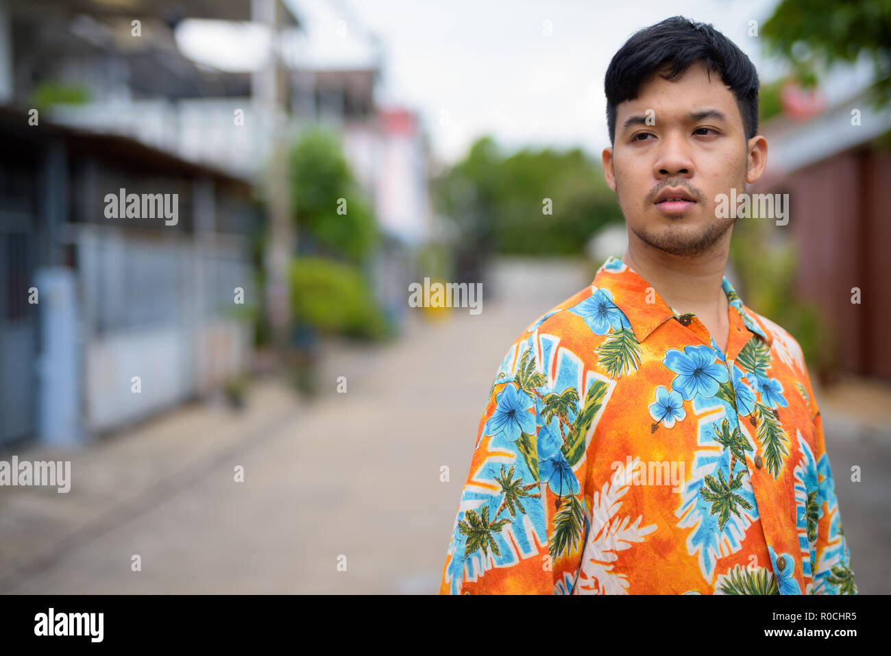 Giovani asiatici uomo turistiche nelle strade all'aperto Foto Stock