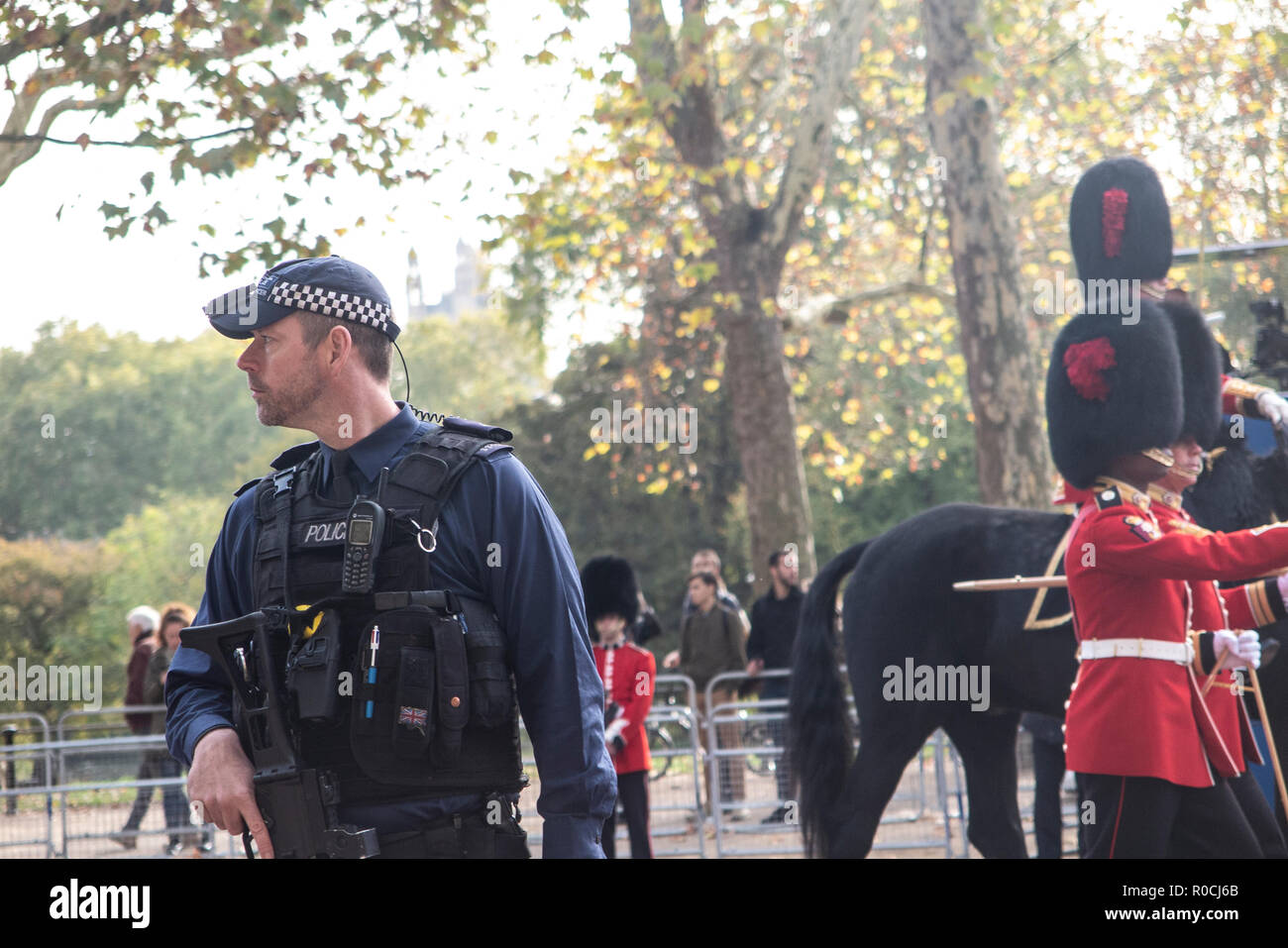 Armati pesantemente e forze di polizia britanniche Foto Stock