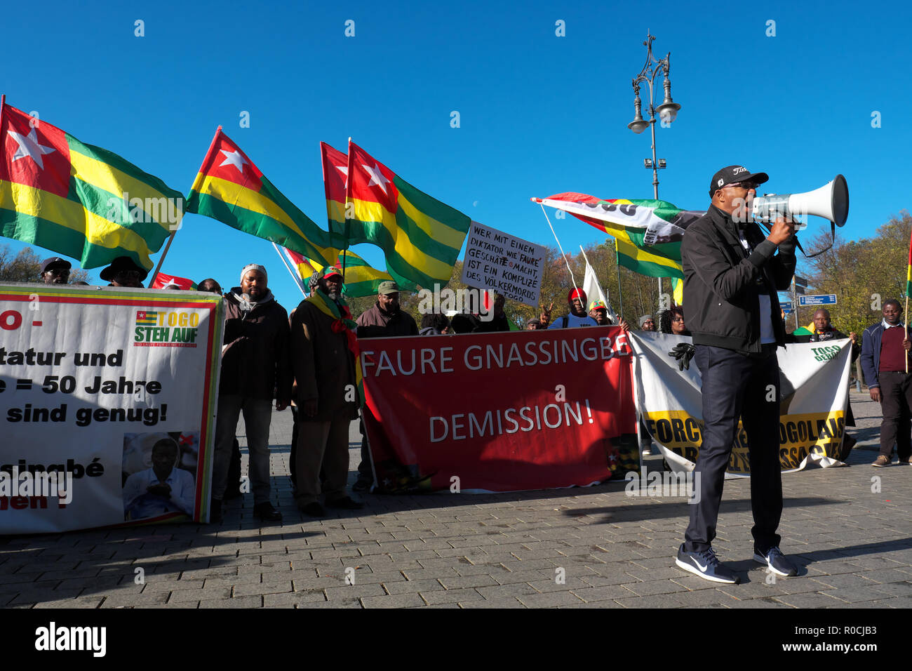 Berlino Germania - i manifestanti si riuniscono per manifestare contro la visita di Faure Gnassingbé Presidente del Togo Foto Stock