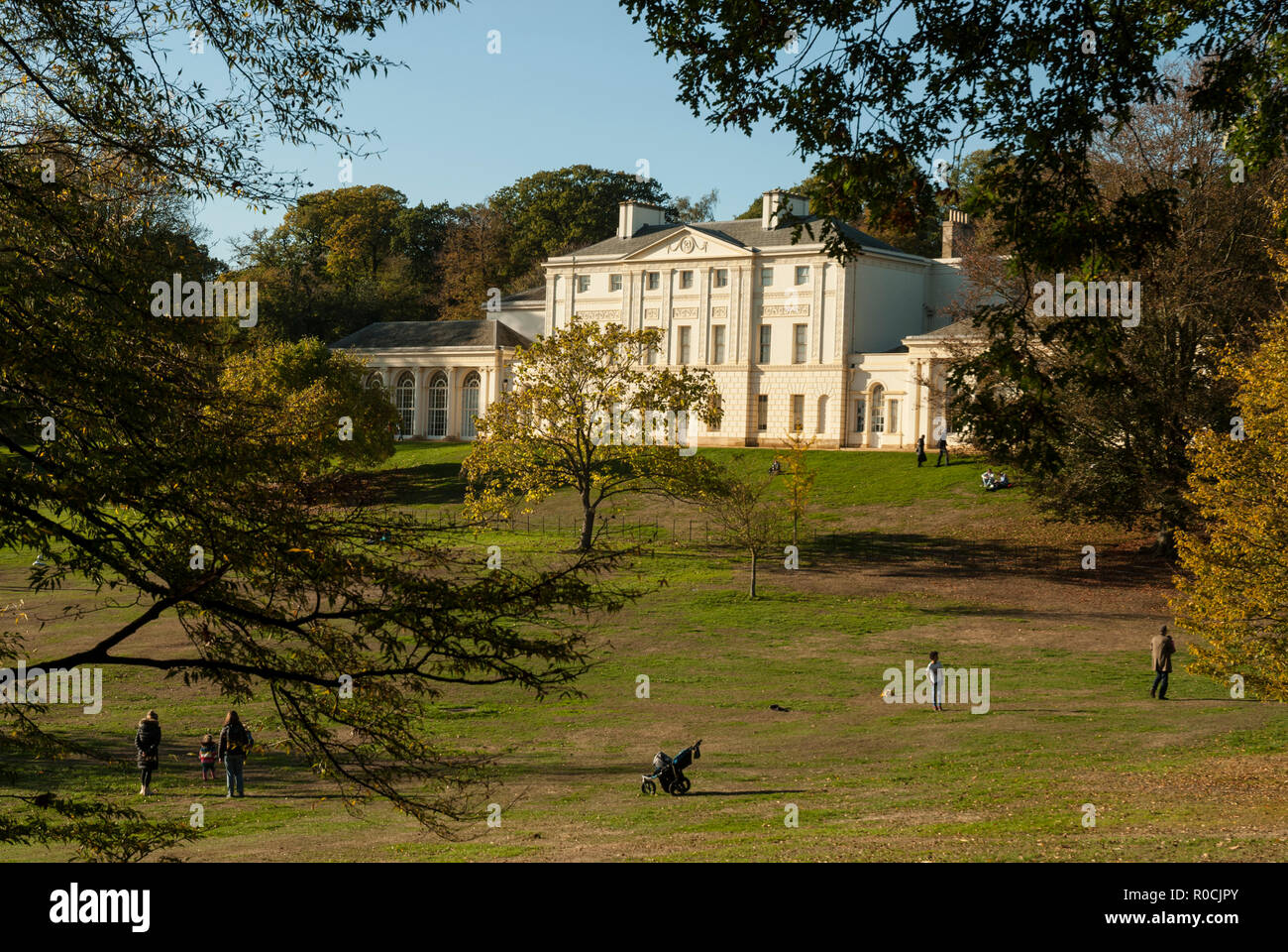 Vista sul parco per il soleggiato facciata di Robert Adams' Kenwood House, Hampstead, Londra. Giornata di sole e cielo blu. Foto Stock