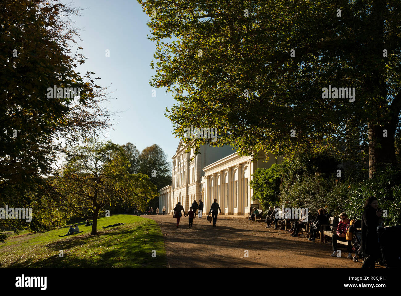 Il bellissimo Robert Adams facciata di Kenwood House in un assolato pomeriggio tardi in autunno. Kenwood House, Hampstead, Londra UK. Foto Stock