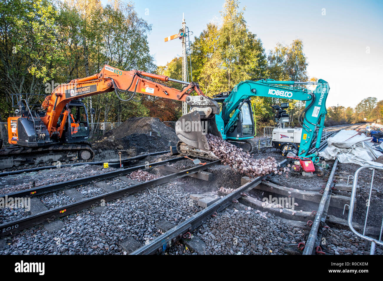 Ferrovia lavoratori edili la costruzione di una nuova piattaforma in stazione Foto Stock