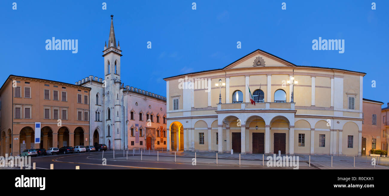 Reggio Emilia - Piazza della Vittoria, Teather Ariosto e Galleria Parmeggiani al crepuscolo. Foto Stock