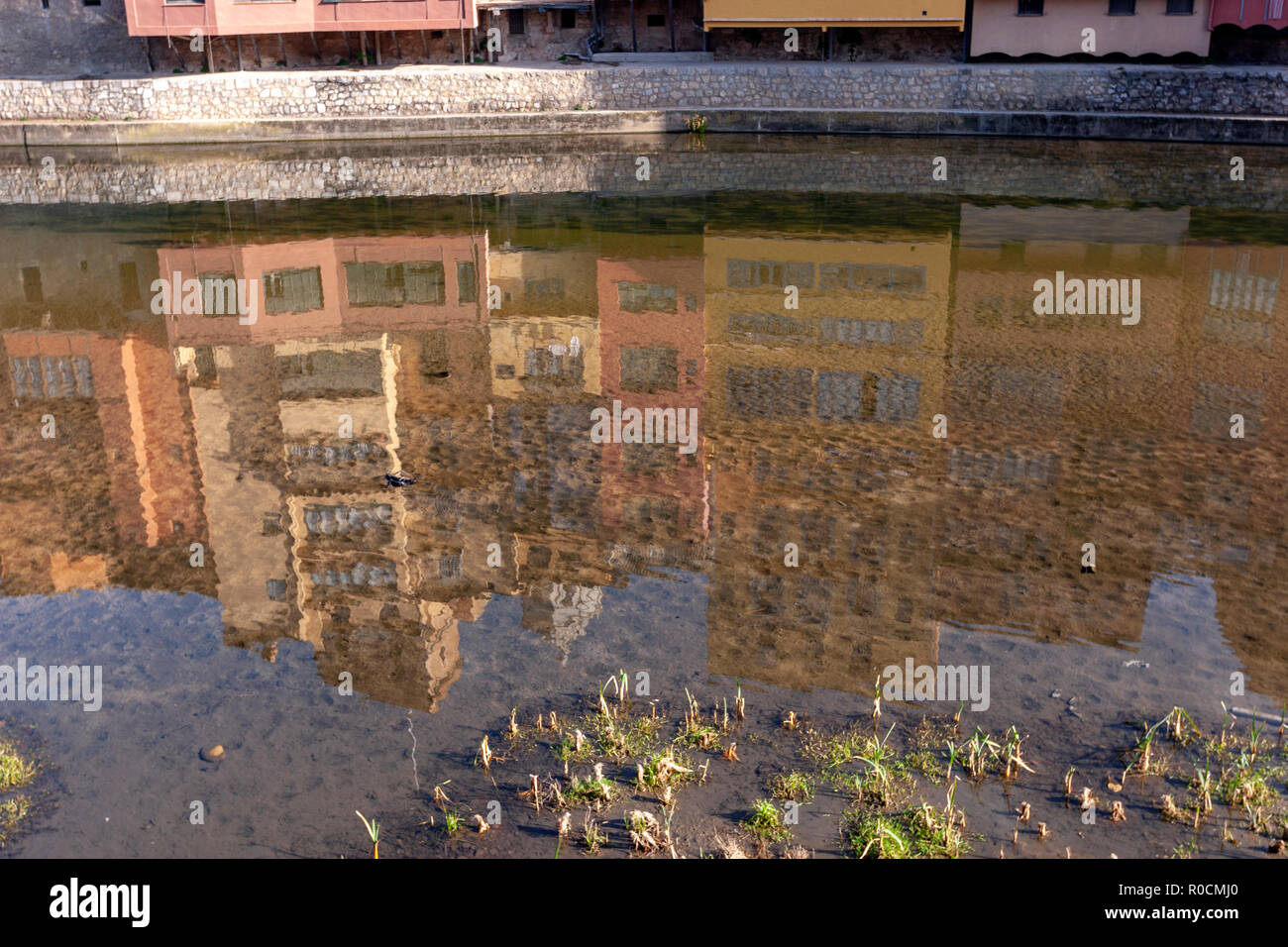 La riflessione in Rio Onyar Ciudad Vieja , centro storico con case colorate, Girona, Catalogna, Spagna Foto Stock