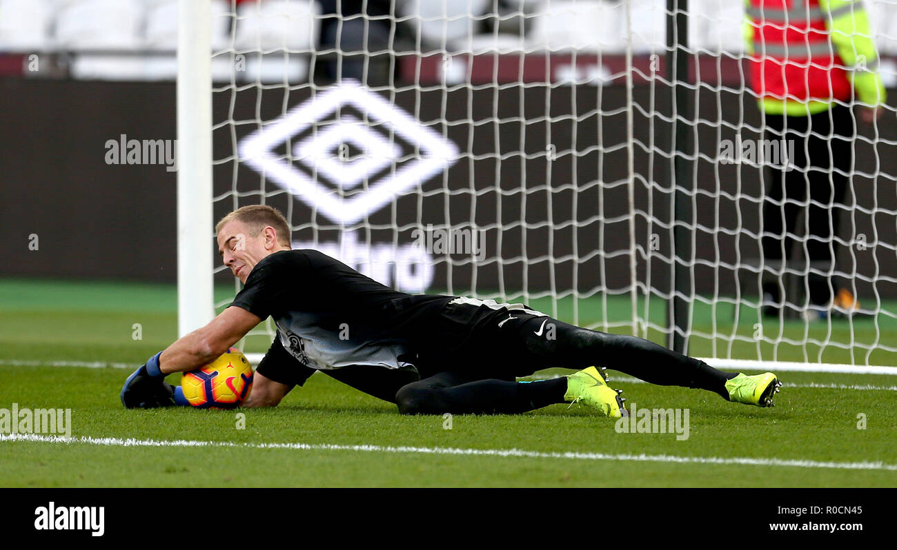 Il portiere di Burnley Joe Hart durante il warm-up prima della partita della Premier League al London Stadium di Londra. PREMERE ASSOCIAZIONE foto. Data immagine: Sabato 3 novembre 2018. Vedi storia della PA CALCIO West Ham. Il credito fotografico dovrebbe essere: Steven Paston/PA Wire. RESTRIZIONI: Nessun utilizzo con audio, video, dati, elenchi di apparecchi, logo di club/campionato o servizi "live" non autorizzati. L'uso in-match online è limitato a 120 immagini, senza emulazione video. Nessun utilizzo nelle scommesse, nei giochi o nelle pubblicazioni di singoli club/campionati/giocatori. Foto Stock