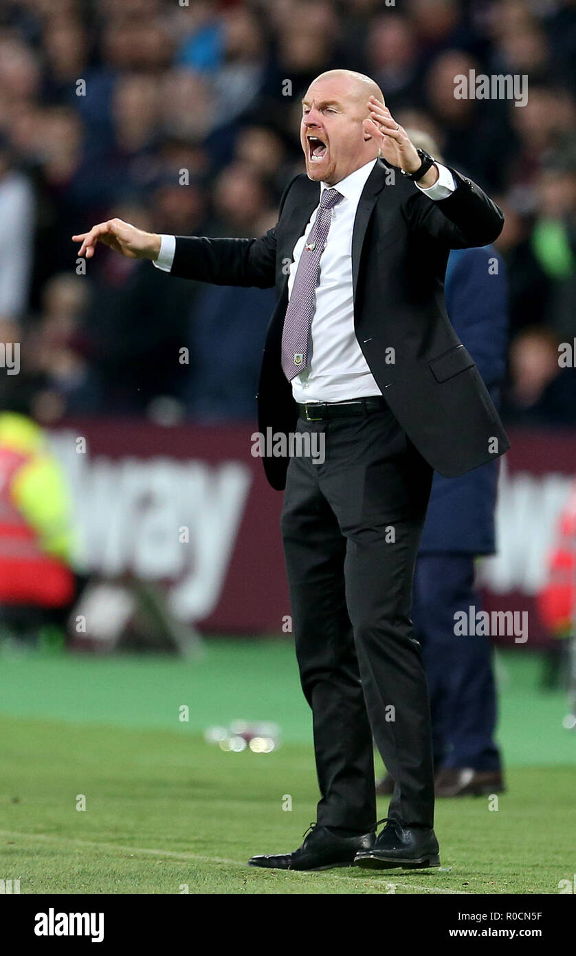 Sean Dyche, manager di Burnley, gioca sulla linea di contatto durante la partita della Premier League al London Stadium di Londra. PREMERE ASSOCIAZIONE foto. Data immagine: Sabato 3 novembre 2018. Vedi storia della PA CALCIO West Ham. Il credito fotografico dovrebbe essere: Steven Paston/PA Wire. RESTRIZIONI: Nessun utilizzo con audio, video, dati, elenchi di apparecchi, logo di club/campionato o servizi "live" non autorizzati. L'uso in-match online è limitato a 120 immagini, senza emulazione video. Nessun utilizzo nelle scommesse, nei giochi o nelle pubblicazioni di singoli club/campionati/giocatori. Foto Stock
